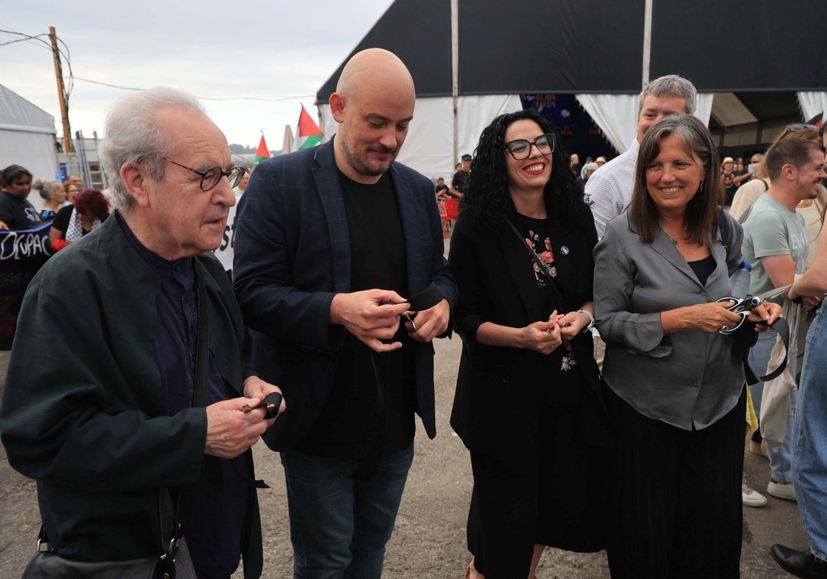 John Banville tras el corte inaugural junto a Miguel Barrero, Vanessa Gutiérrez y la escritora Claudia Piñeiro.