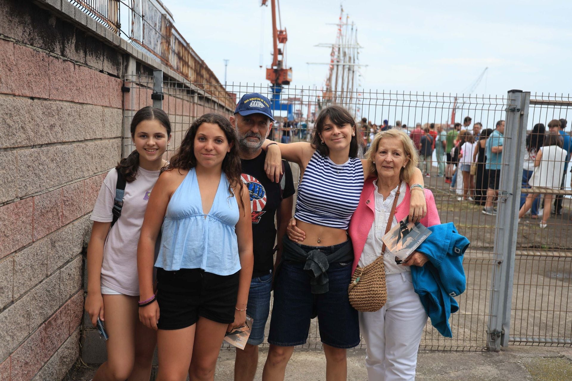 Largas colas en Gijón para visitar el &#039;Elcano&#039;
