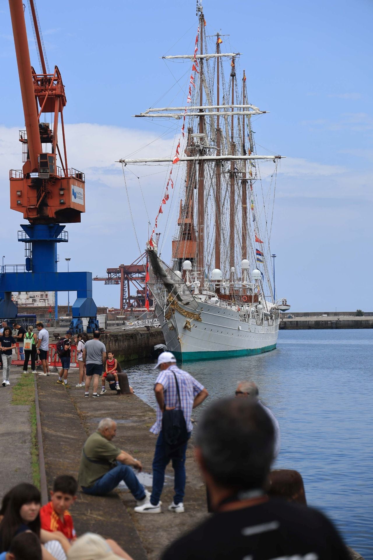 Largas colas en Gijón para visitar el &#039;Elcano&#039;