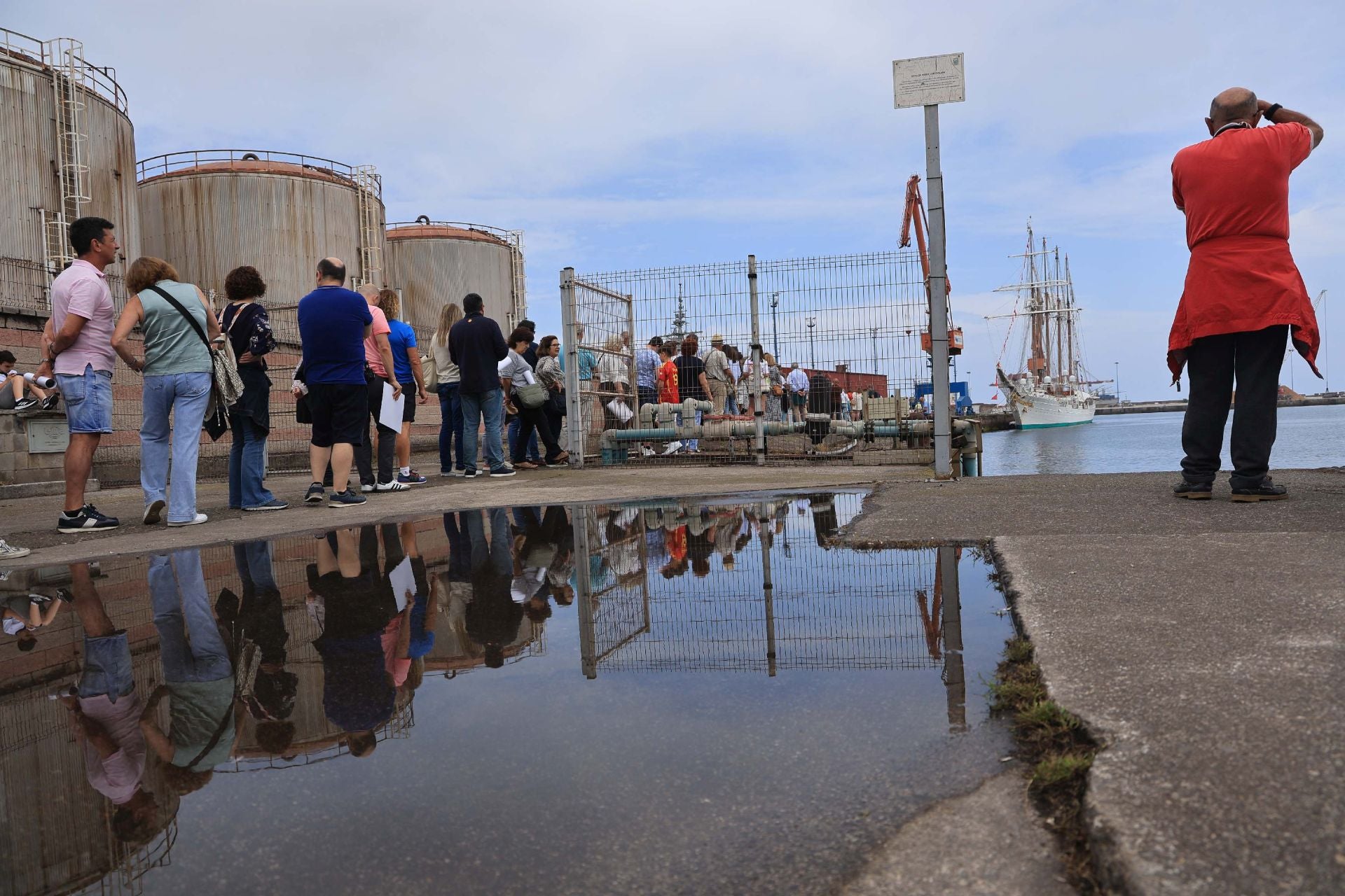 Largas colas en Gijón para visitar el &#039;Elcano&#039;