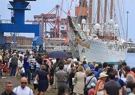 Un grupo de visitantes en la cola para entrar al buque 'Juan Sebastián de Elcano'.