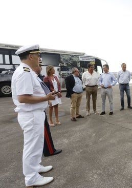 Imagen - Integrantes de corporación municipal de Gijón visitando el buque-escuela.