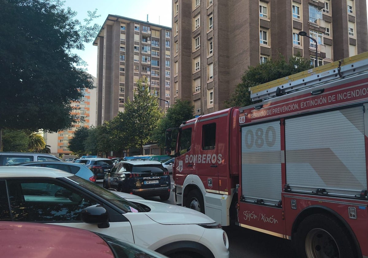 Bomberos y Policía Nacional durante la intervención en el piso de la calle Puerto de Cerredo.