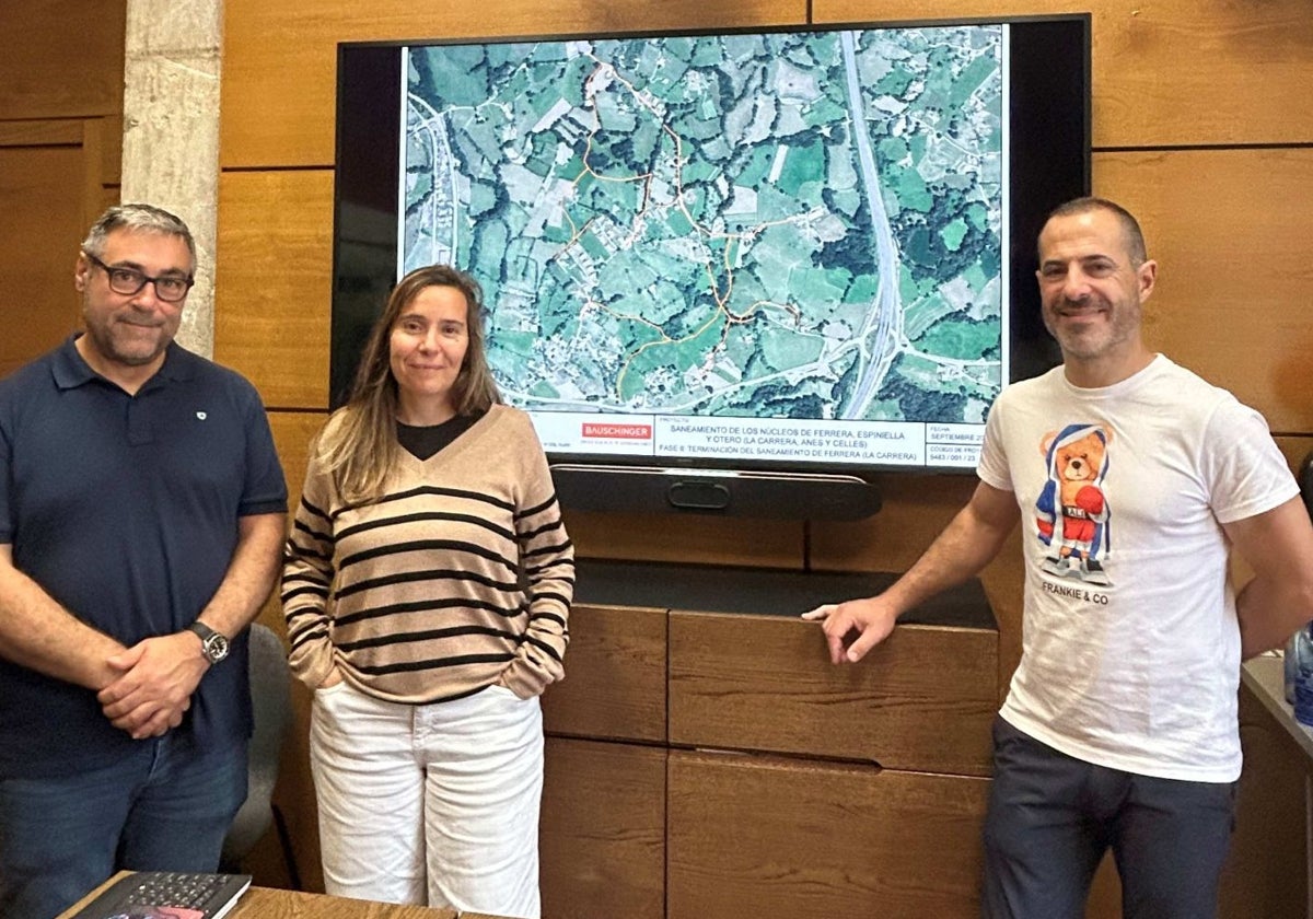Leire Gabilondo, técnico municipal, entre Pergentino Martínez y Ángel García en la presentación del saneamiento en Ferrera.