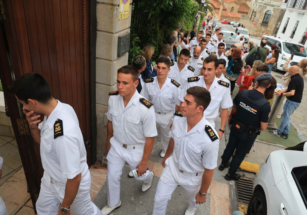 Los guardiamarinas del buque-escuela que llegaron con paso firme fueron recibidos entre aplausos y vítores a su llegada.