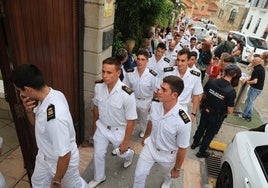Los guardiamarinas del buque-escuela que llegaron con paso firme fueron recibidos entre aplausos y vítores a su llegada.