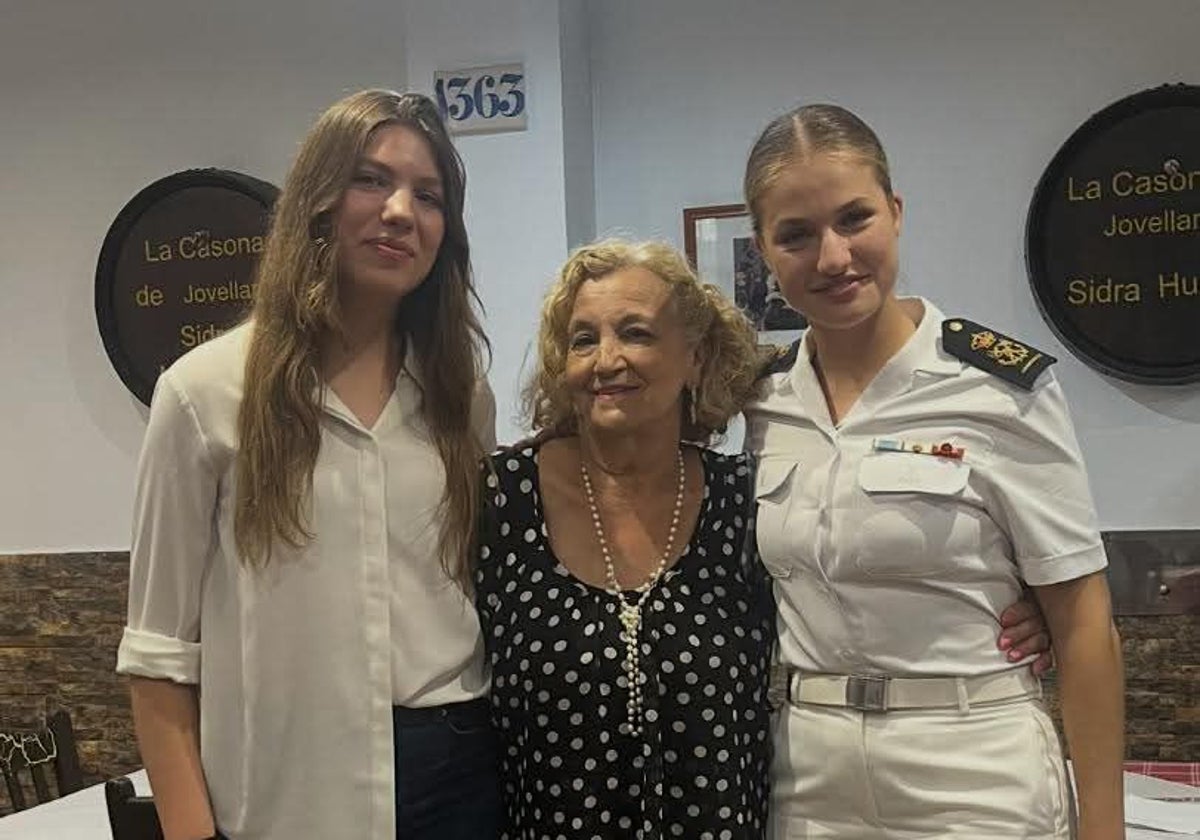 La Infanta Sofía con María Luisa Acera y la Princesa Leonor, en La Casona de Jovellanos, en el barrio de Cimavilla, donde disfrutaron de una agradable comida este jueves.
