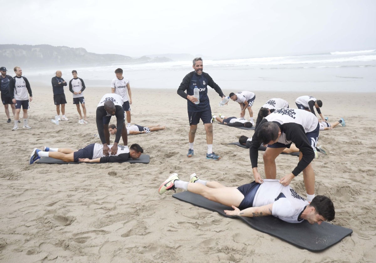 Ejercicios en la playa de Salinas en la pretemporada del Real Avilés el verano pasado.
