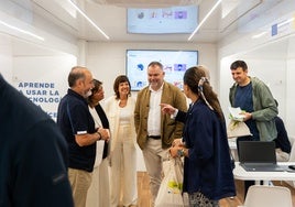 Paniceres, en el centro, y Llamedo, segunda por la izquierda, junto al alcalde de Ribera de Arriba, en el aula de 'Ruta digital'.