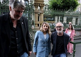 La vicepresidenta Yolanda Díaz, llegando a la Junta General, entre los diputados Xabel Vegas y Rafael Cofiño, para entrevistarse con 'Los 6 de la Suiza'.