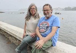 Innovación.Nuria Núñez y EduardoMartín, frente a la ría del Eo donde cultivan ostras.
