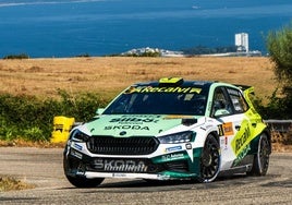 José Antonio Suárez y Alberto Iglesias Pin, con el Skoda Fabia RS Rally2 en Vigo.