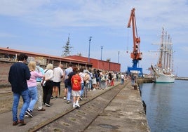 Colas este viernes en el espigón II de El Musel para visitar el buque-escuela 'Juan Sebastián de Elcano'.
