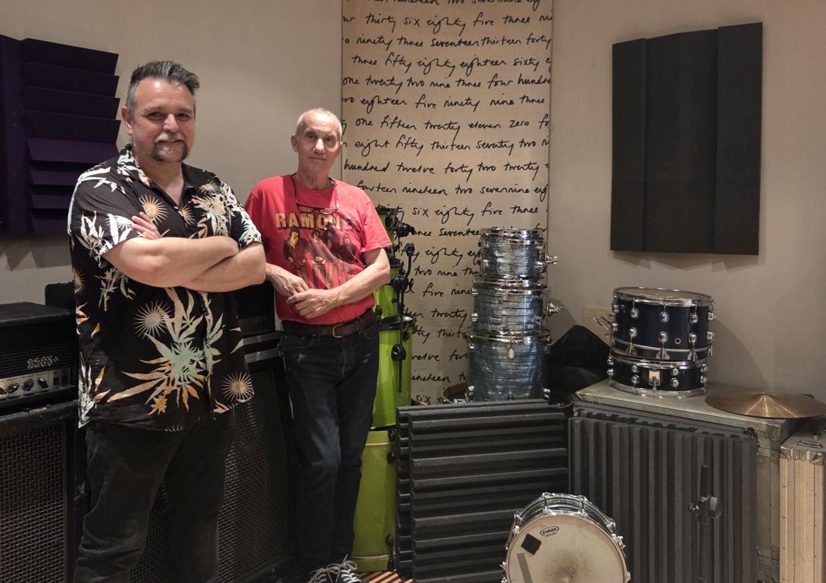 Sergio Rodríguez con Santiago Gutiérrez 'Ajo', en el estudio del primero, en Corvera.