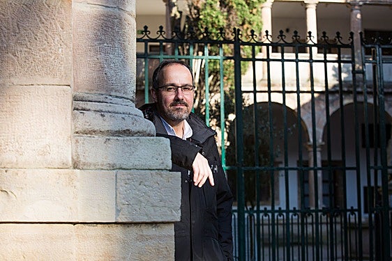 Alfonso López, a las puertas del colegio de San Nicolás de Bari, en una fotografía de archivo.