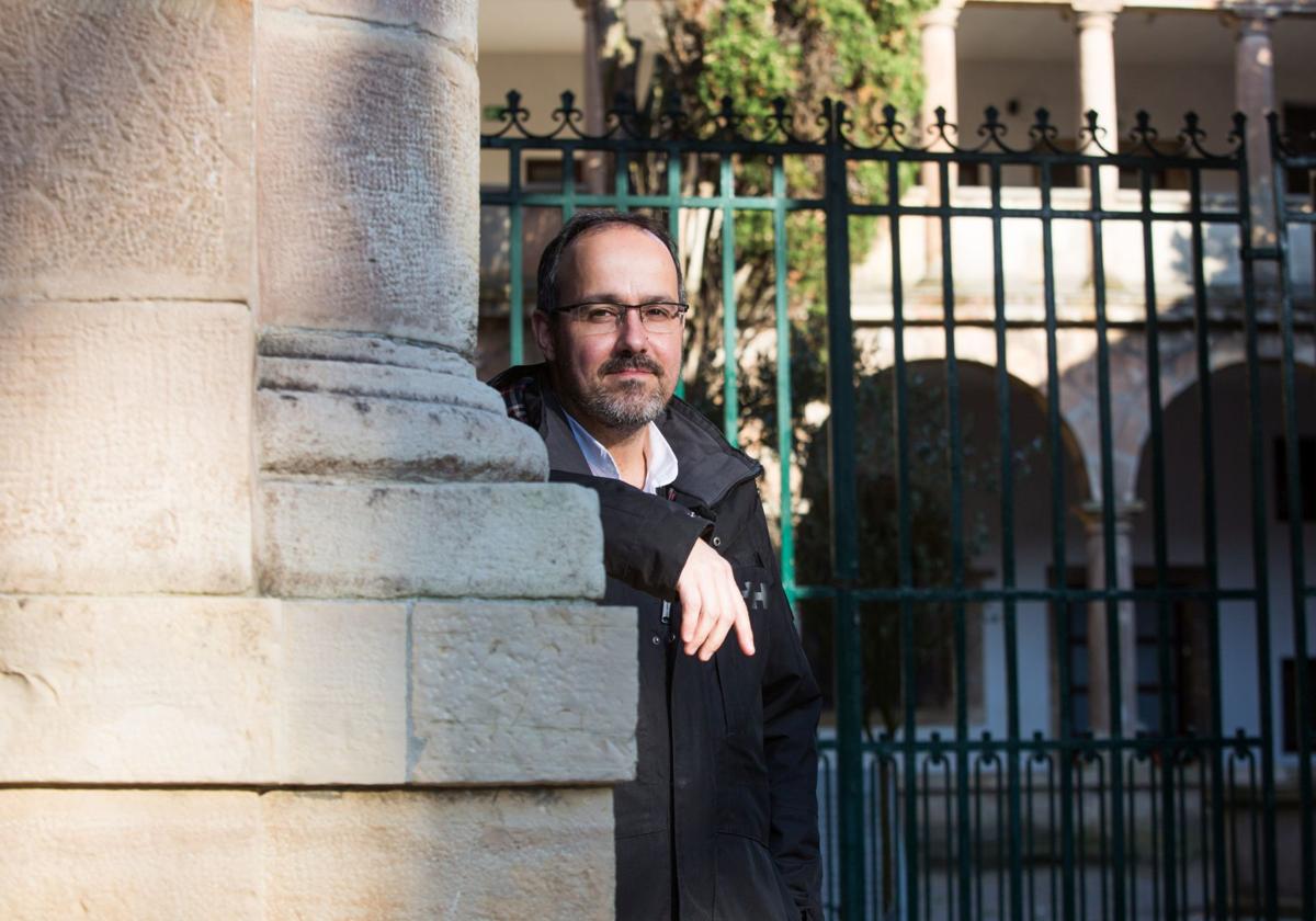 Alfonso López, a las puertas del colegio de San Nicolás de Bari, en una fotografía de archivo.