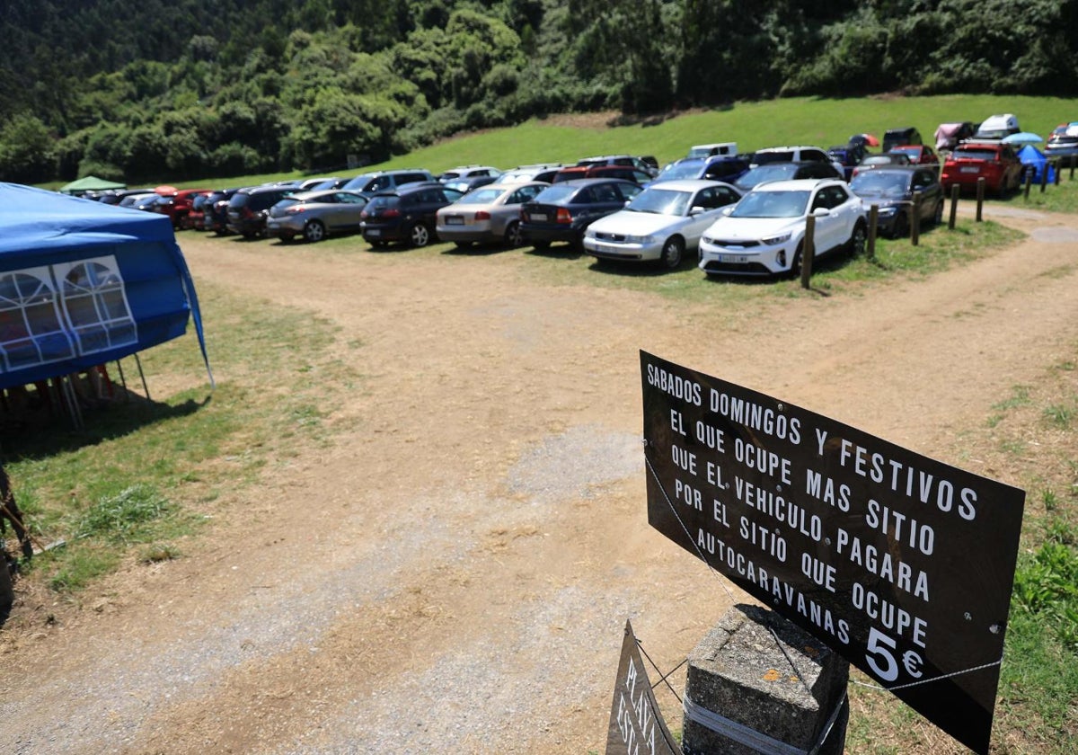 Cartel de precios ubicado en la parcela de la playa de España dedicada al aparcamiento.