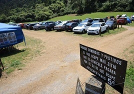Cartel de precios ubicado en la parcela de la playa de España dedicada al aparcamiento.