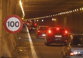 Caravana de coches en el túnel de El Negrón durante un corte de carril registrado con anterioridad.