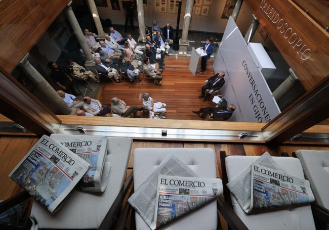 El Museo Casa Natal de Jovellanos se llenó en la primera charla de 'Conversaciones en Gijón'.