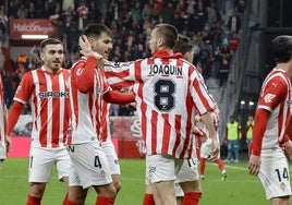 Dubasin le dedica a Joaquín su gol en el último Sporting - Córdoba, de diciembre de 2024.