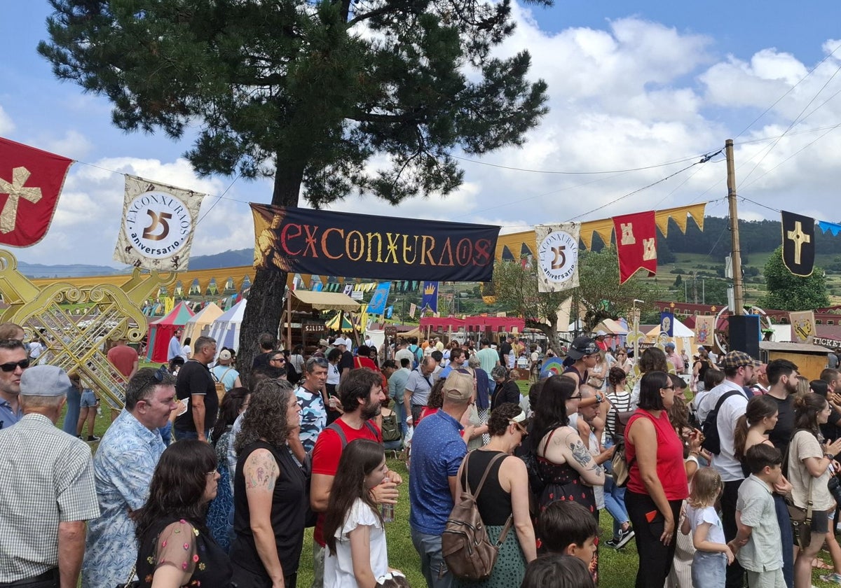 Visitantes al festival de los Exconxuraos en el recinto ferial de Llanera