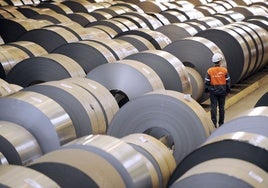 Un trabajador de Arcelor, entre bobinas de acero, en la planta francesa de Florange.