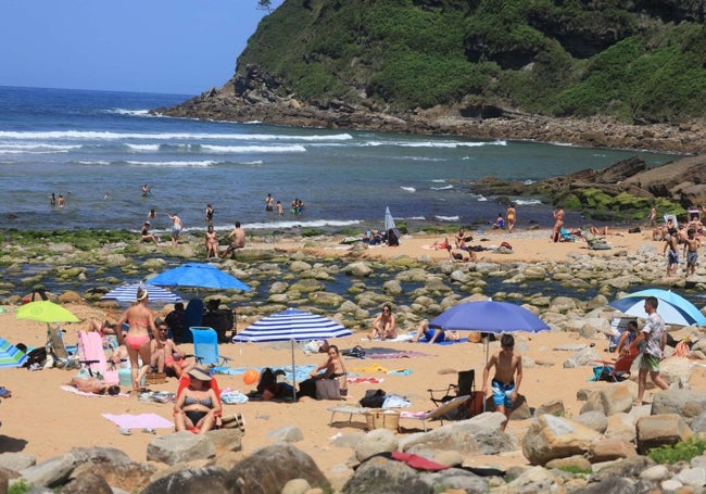 Numerosos bañistas de sol y mar, en la playa de España, en Villaviciosa.