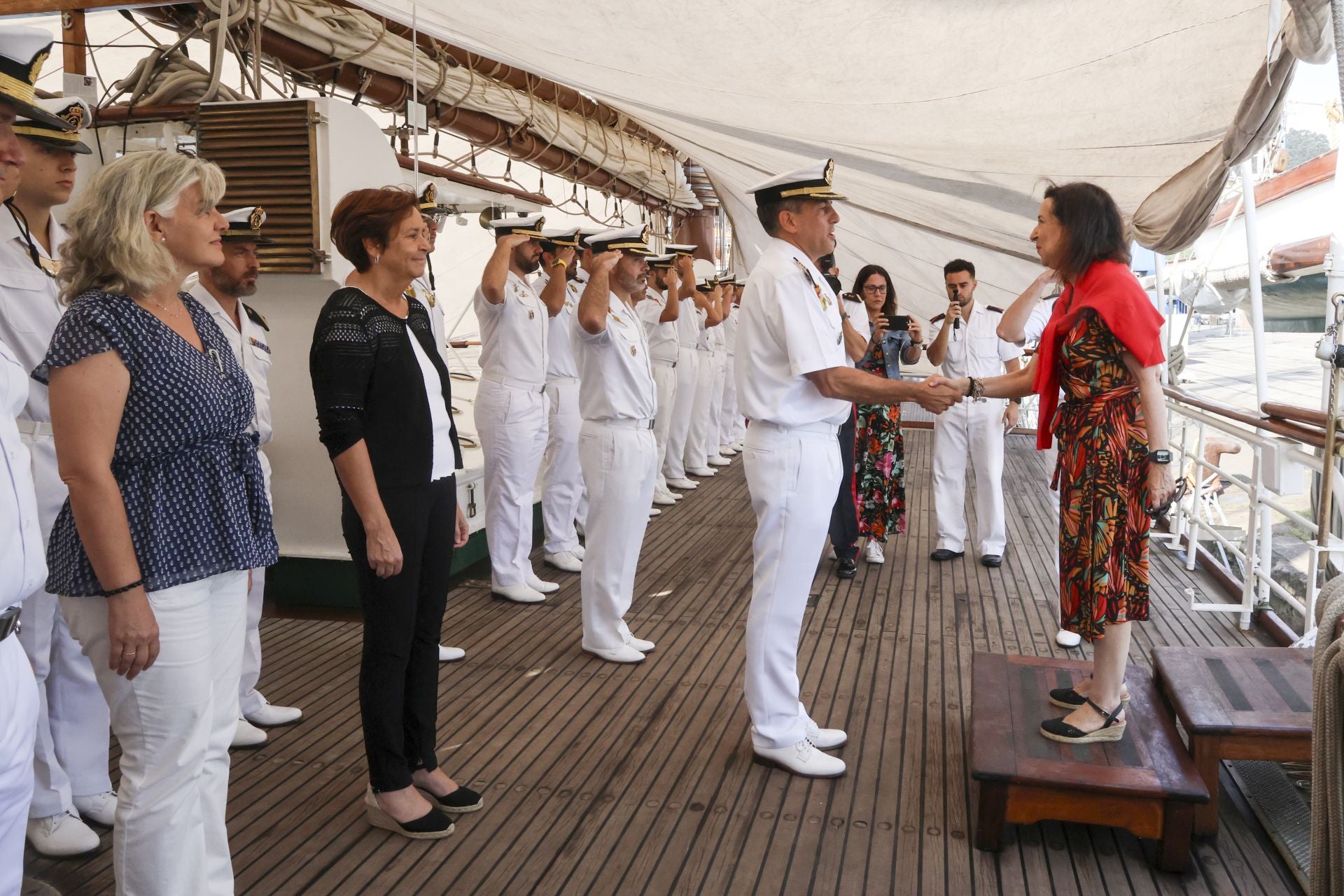 Margarita Robles, a bordo del &#039;Juan Sebastián de Elcano&#039; en Gijón