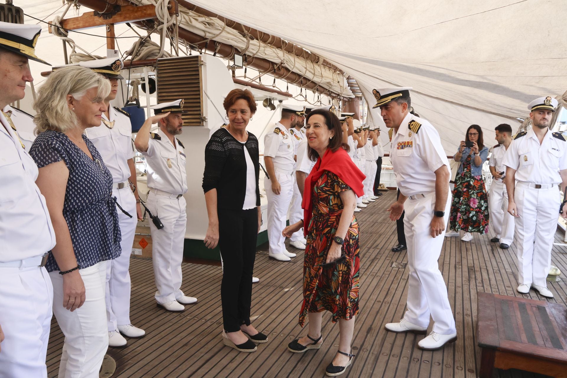 Margarita Robles, a bordo del &#039;Juan Sebastián de Elcano&#039; en Gijón