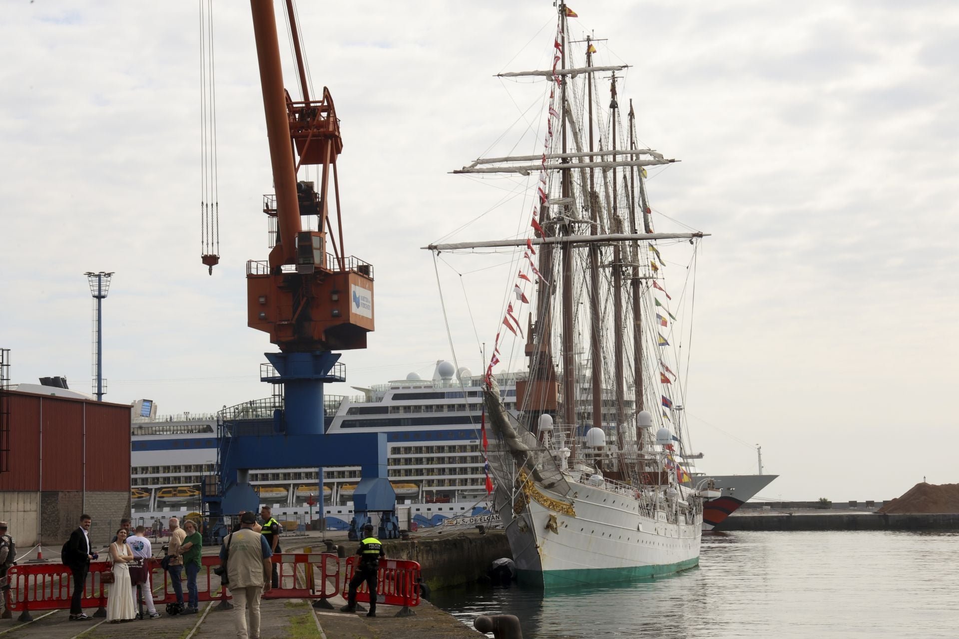 Margarita Robles, a bordo del &#039;Juan Sebastián de Elcano&#039; en Gijón