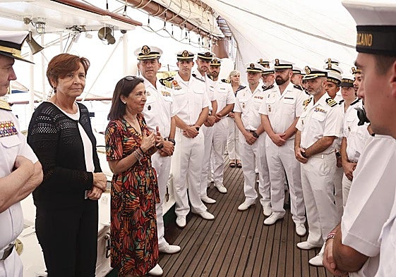 Margarita Robles, a bordo del 'Juan Sebastián de Elcano' en Gijón