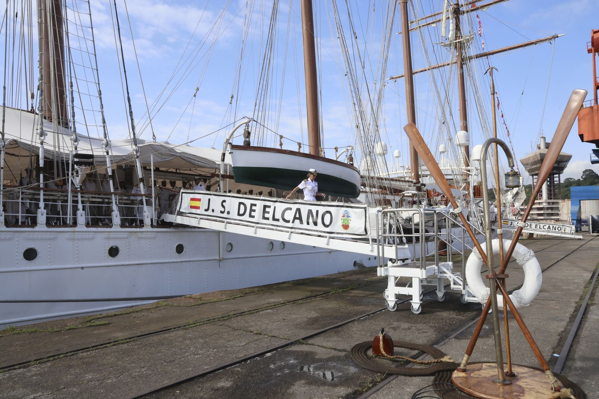 Margarita Robles, a bordo del &#039;Juan Sebastián de Elcano&#039; en Gijón