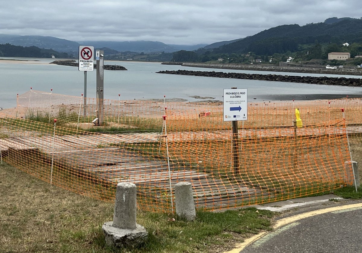 Paso cortado por obras en la senda que conecta las playas de Rodiles y Misiego