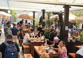 Las Terrazas de Ipanema, el recinto hostelero de la playa de España, en Villaviciosa, lleno de clientes.