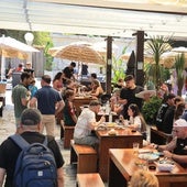 Las Terrazas de Ipanema, el recinto hostelero de la playa de España, en Villaviciosa, lleno de clientes.
