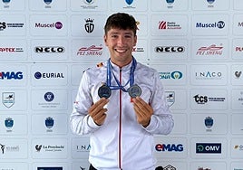 Bertín Llera posa con las dos medallas obtenidas en el Europeo.