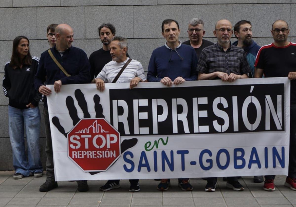 Concentración de varios sindicatos el pasado 23 de junio a las puertas del juzgado en Avilés.