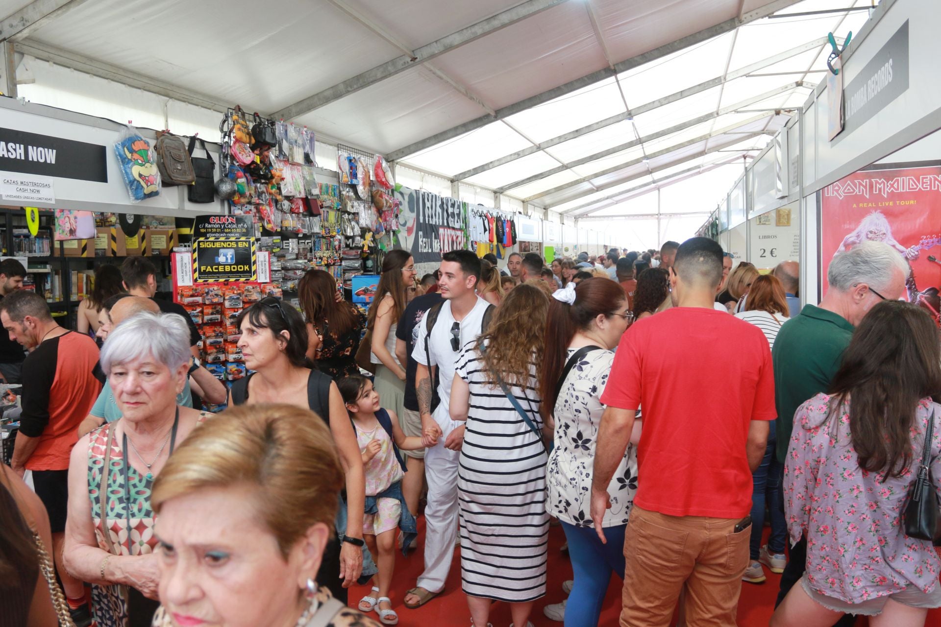 Gran ambiente este domingo en la Semana Negra de Gijón