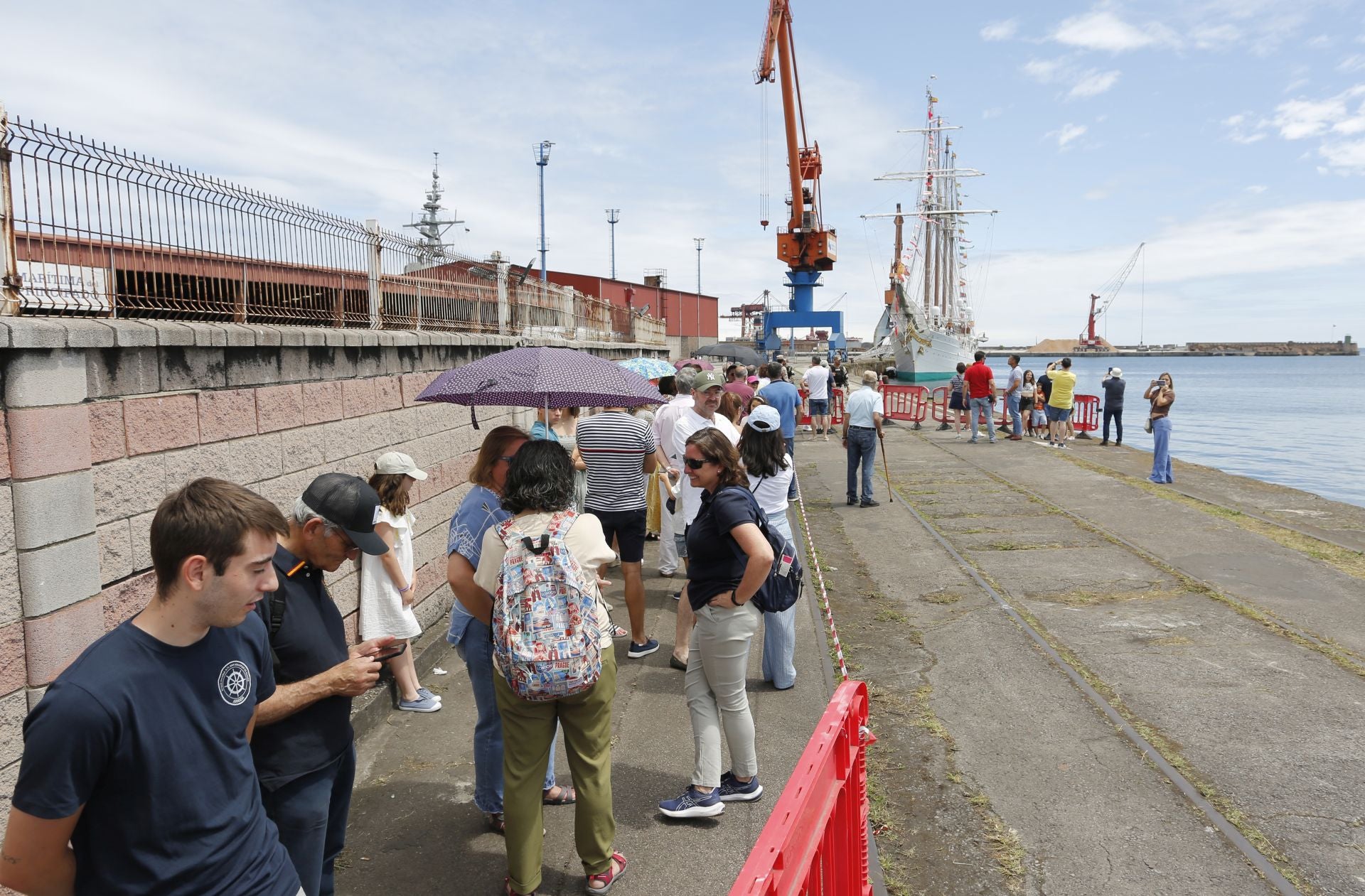 Lleno hasta la bandera hasta el último día: el &#039;Elcano&#039; triunfa en Gijón