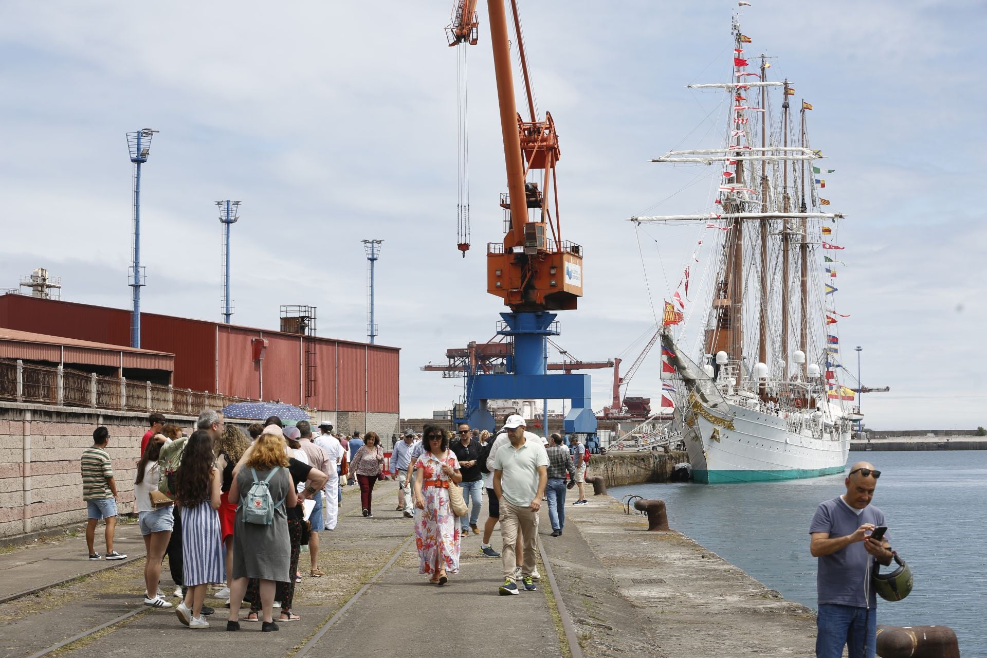 Lleno hasta la bandera hasta el último día: el &#039;Elcano&#039; triunfa en Gijón