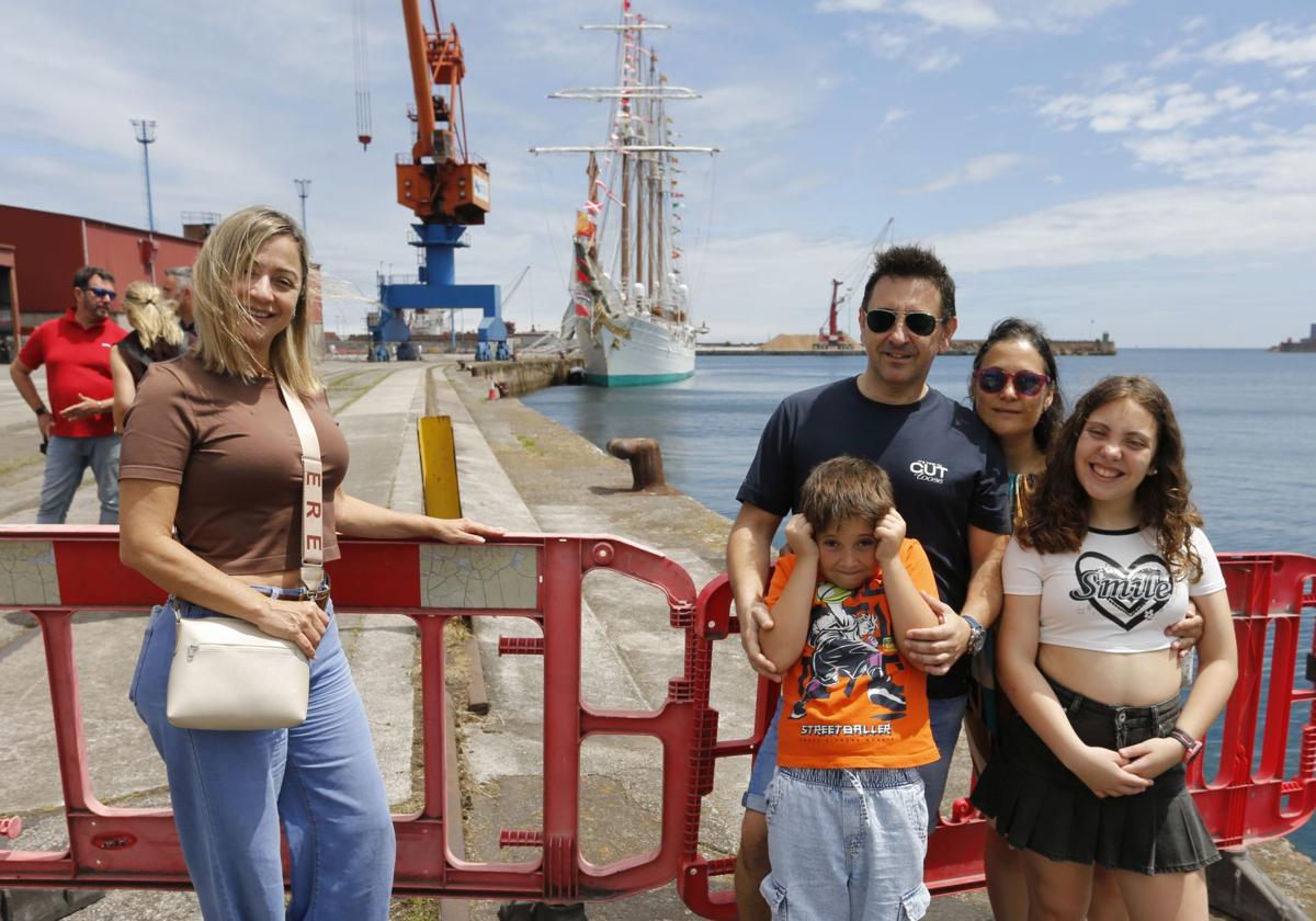 Lleno hasta la bandera hasta el último día: el &#039;Elcano&#039; triunfa en Gijón