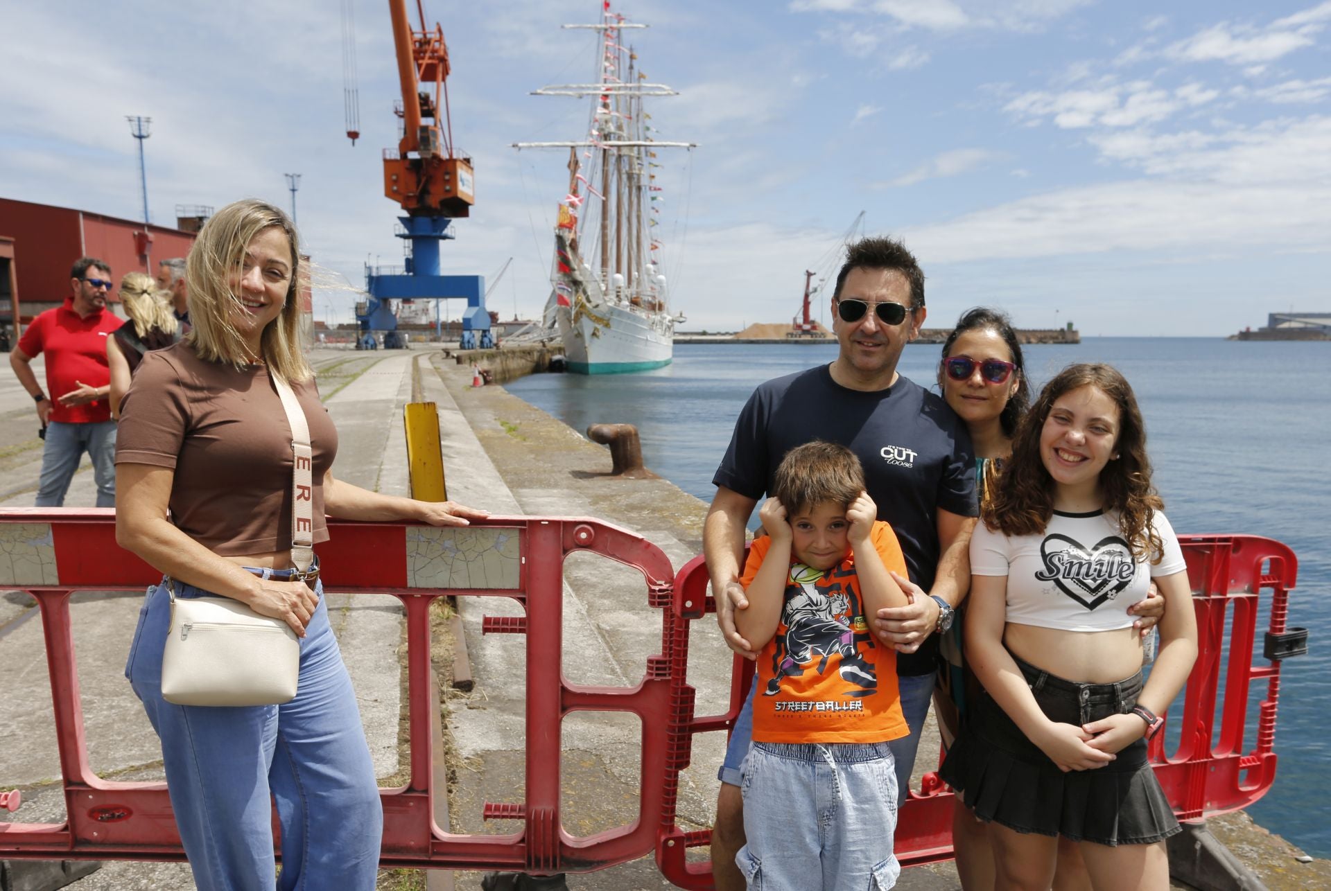 Lleno hasta la bandera hasta el último día: el &#039;Elcano&#039; triunfa en Gijón
