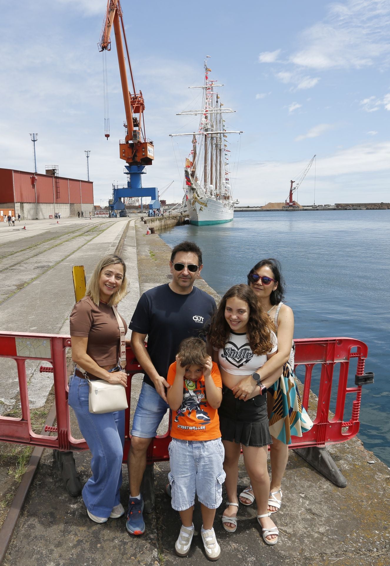 Lleno hasta la bandera hasta el último día: el &#039;Elcano&#039; triunfa en Gijón