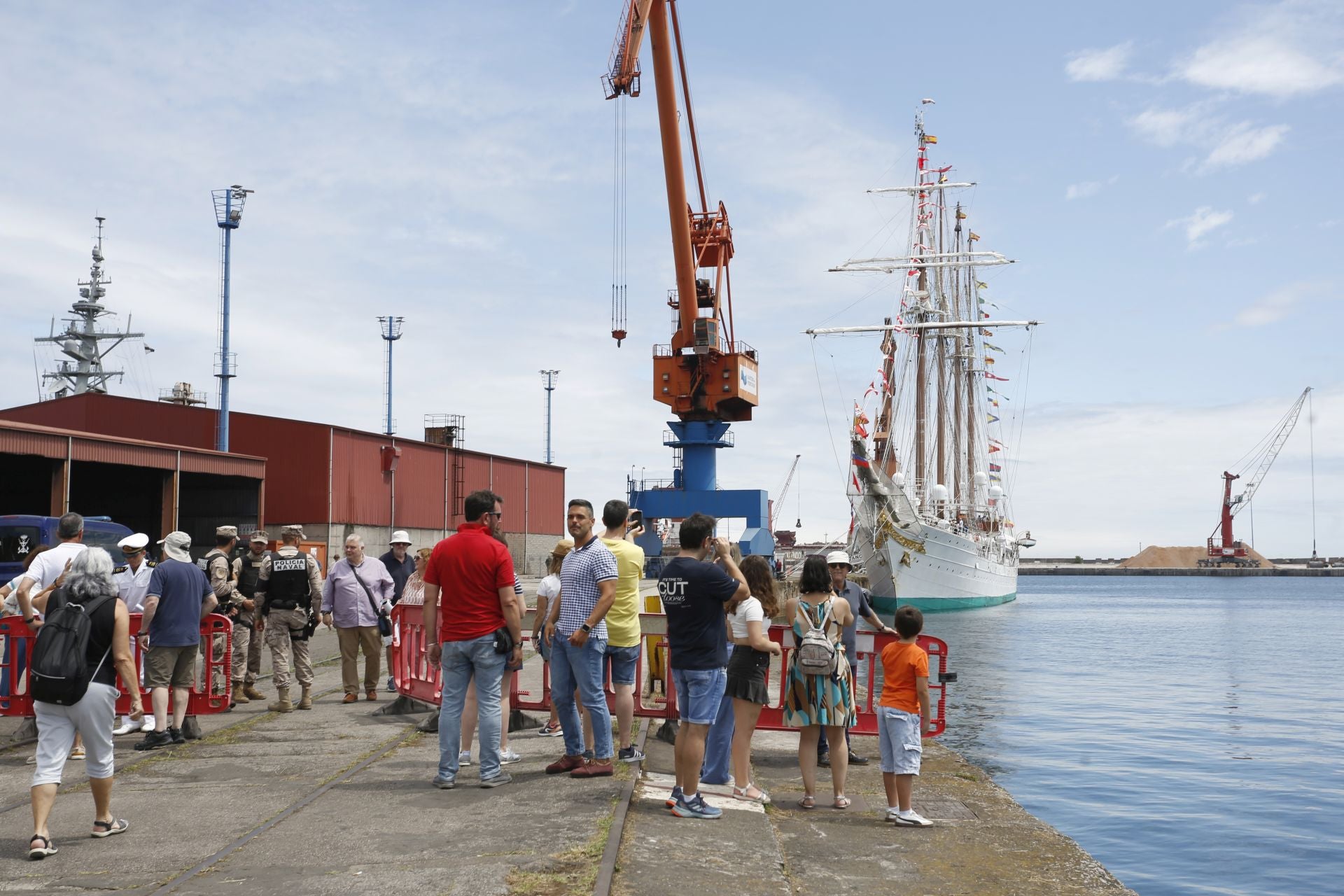 Lleno hasta la bandera hasta el último día: el &#039;Elcano&#039; triunfa en Gijón