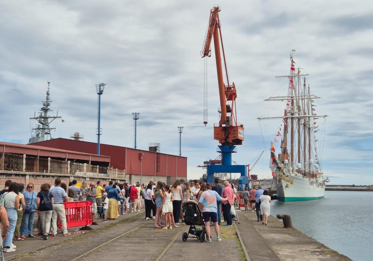Colas en El Musel para visitar el buque-escala 'Juan Sebastián Elcano' en su último día.
