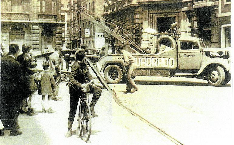 Retirada de las vías del tranvía que circuló por última vez el 9 de mayo de 1964.