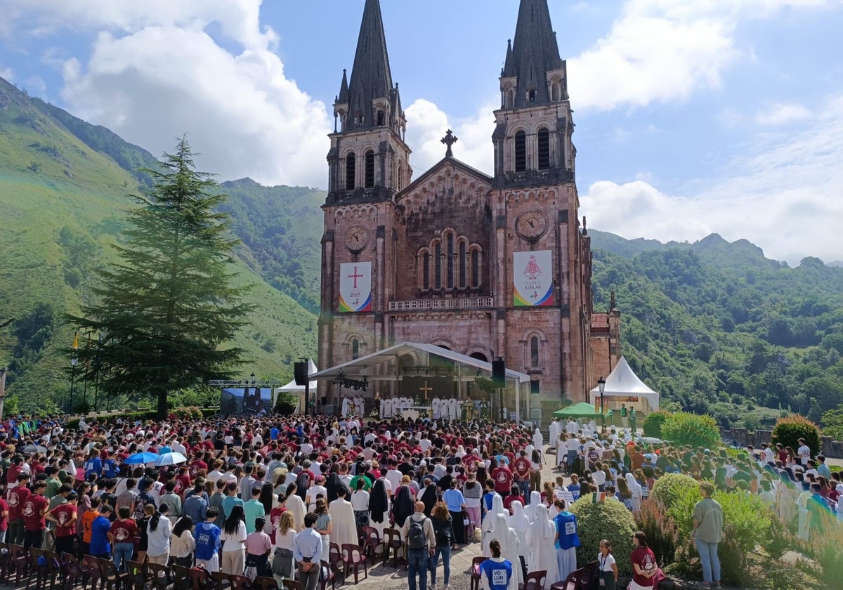 La misa se celebró en la explanada ante la basílica.