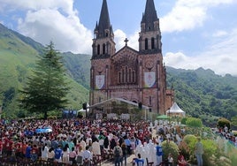 La misa se celebró en la explanada ante la basílica.