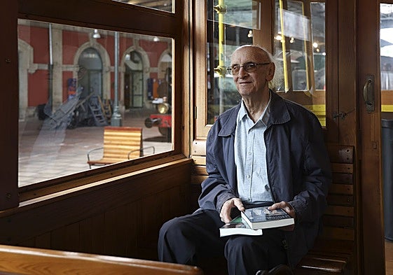 Petros Markaris, en el Museo del Ferrocarril de Gijón.
